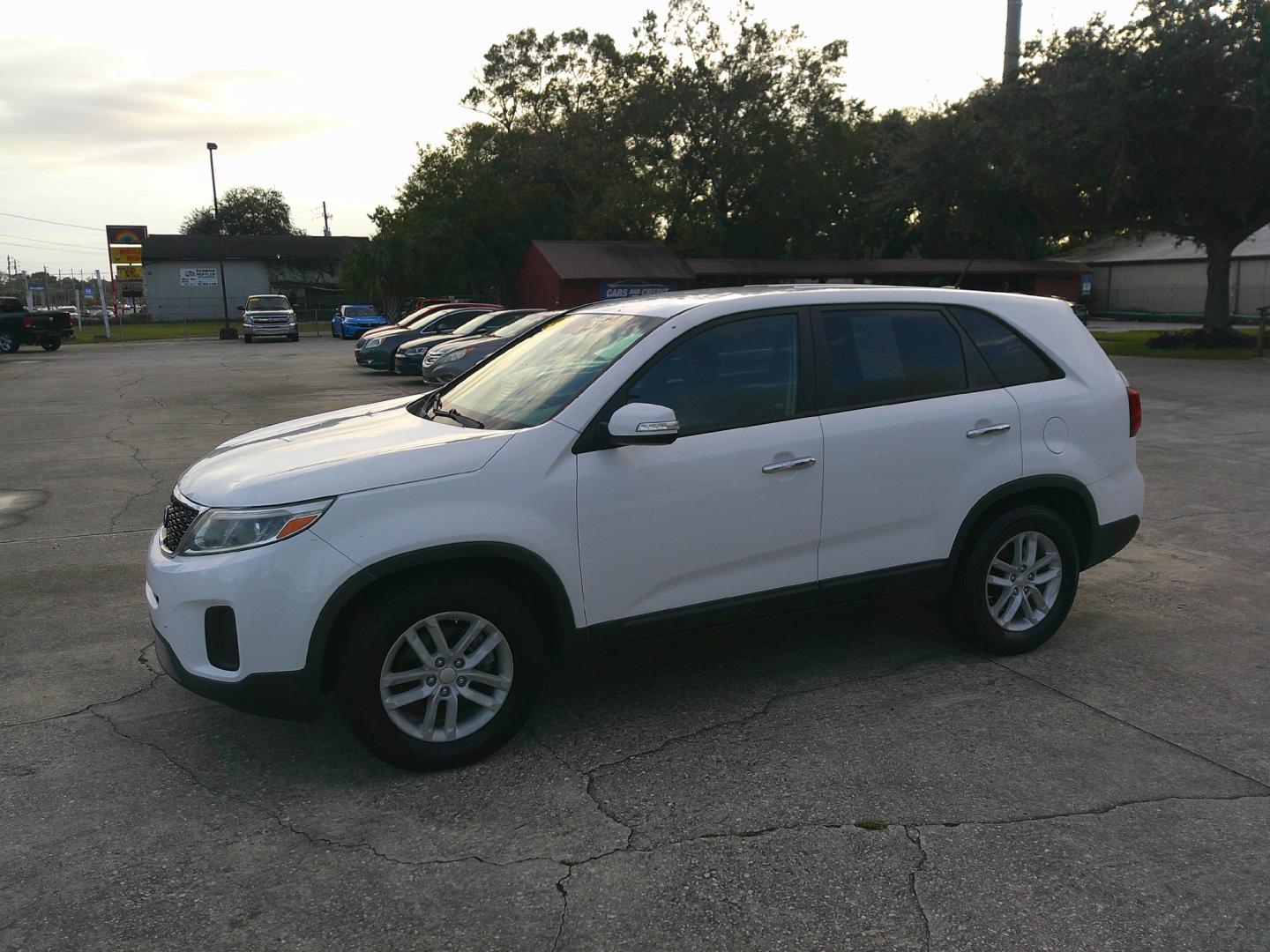 2015 WHITE KIA SORENTO LX (5XYKT3A6XFG) , located at 1200 Cassat Avenue, Jacksonville, FL, 32205, (904) 695-1885, 30.302404, -81.731033 - Photo#1